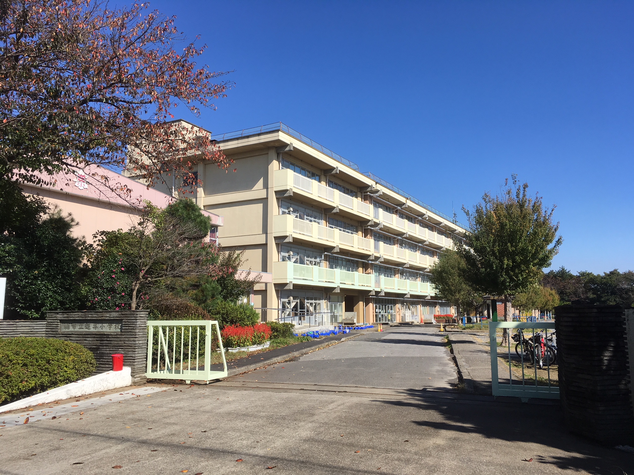 小学校：柏市立逆井小学校　1048m