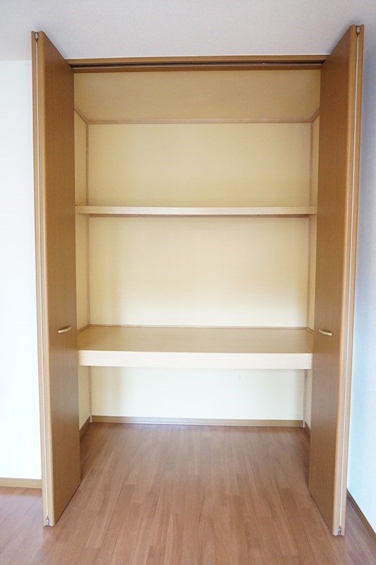 収納：大きめの物入なのでたっぷり収納できますね。