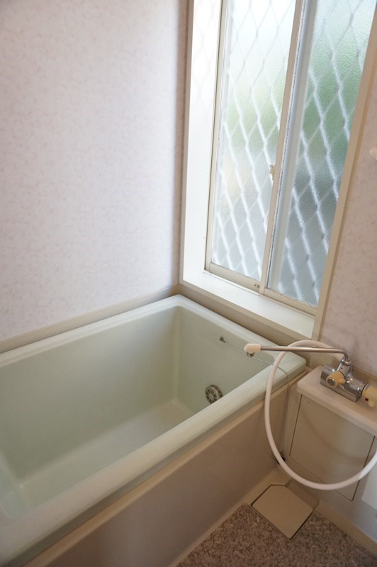 風呂画像：窓があり換気も◎