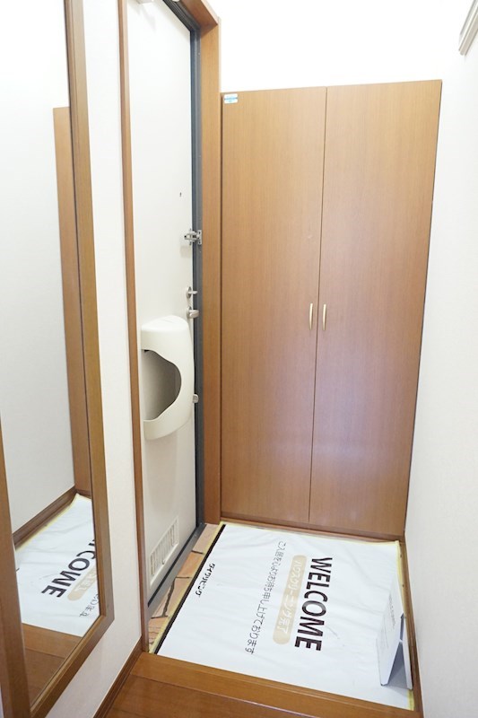 玄関：玄関には姿見がついているので、お出かけ前の身だしなみチェックも◎