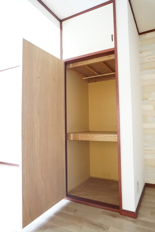 収納：奥行きのある物入。