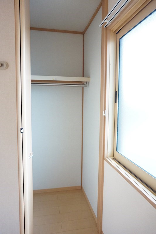 収納：少し小さめですが、奥行きがありたっぷり収納できます。