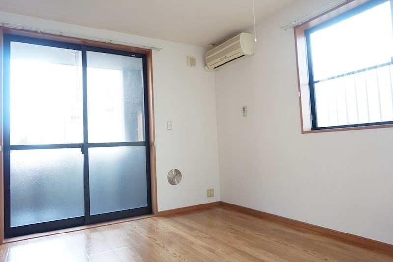 リビング：角部屋なので窓が多くお軽いお部屋です