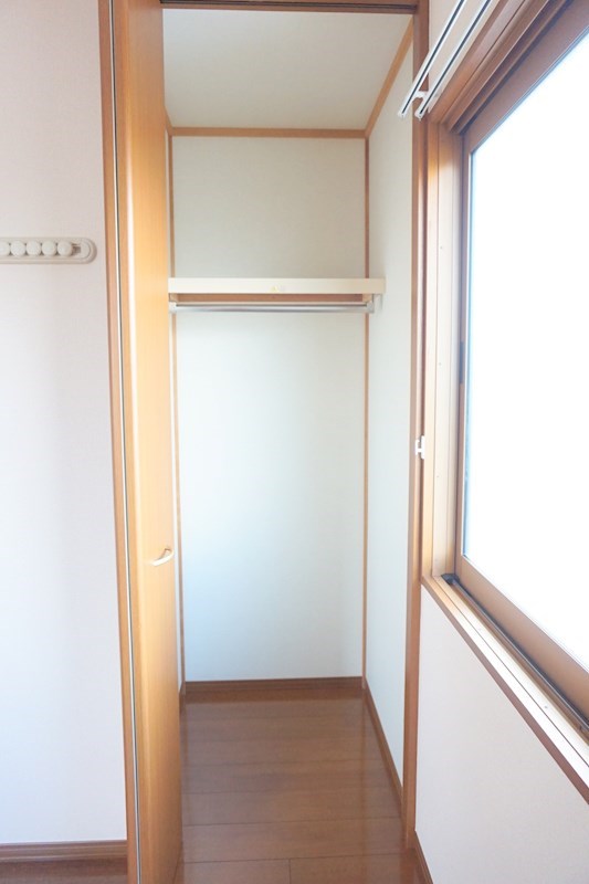 収納：少し小さめですが奥行きのあるクローゼット