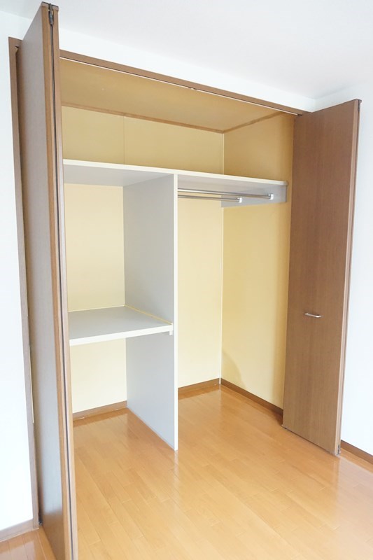 ソフィアヒルズB 大きめのクローゼットでたっぷり収納できます♪