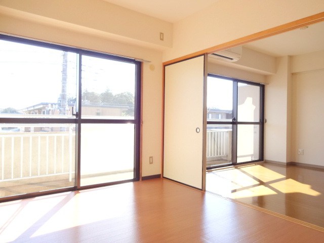 グリーン新柏 ※同アパートの別部屋の参考写真となります。実際は反転タイプ。