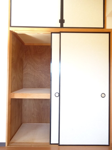 グリーン新柏 ※同アパートの別部屋の参考写真となります。実際は反転タイプ。