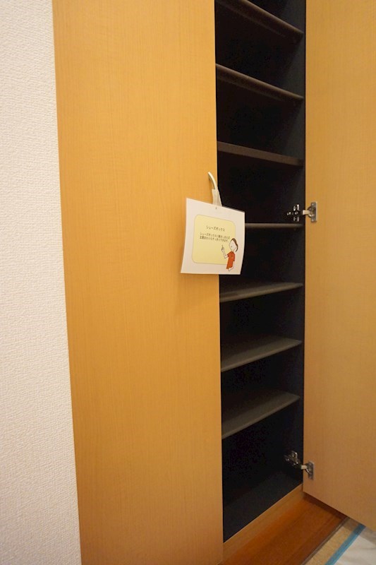 コンフォート新柏Ａ 背の高いシューズボックスでたっぷり収納できます