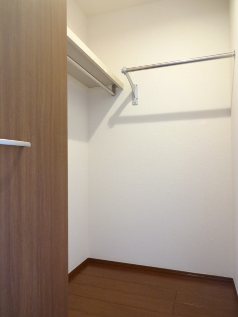 京　Ⅱ ウォークインクローゼット　※同アパート別部屋の参考写真です　※実際は反転タイプ