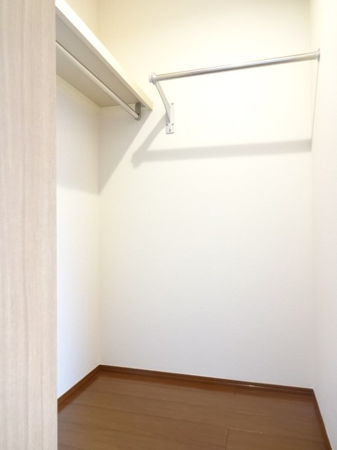 京　Ⅱ ウォークインクローゼット　※同アパート別部屋の参考写真です　※実際は反転タイプ