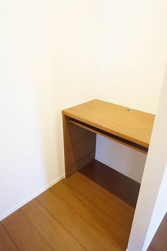ボナール酒井根Ⅲ サービスルームはちょっとした書斎にもなりそうです。