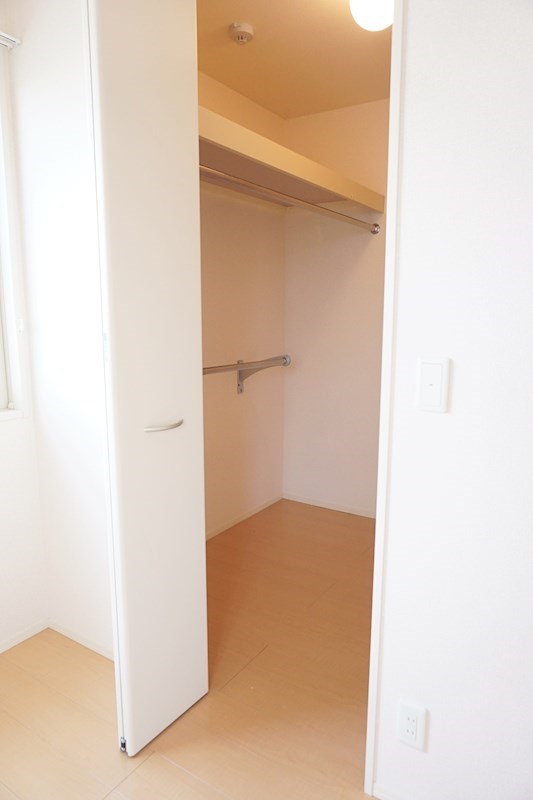 コンフォール 大型収納のウォークインクローゼット　※同アパート別部屋の参考写真となります。