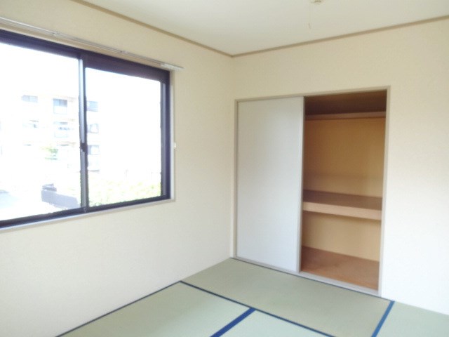 クレール新柏 押入　※同アパート別部屋の参考写真です。実際は反転タイプ