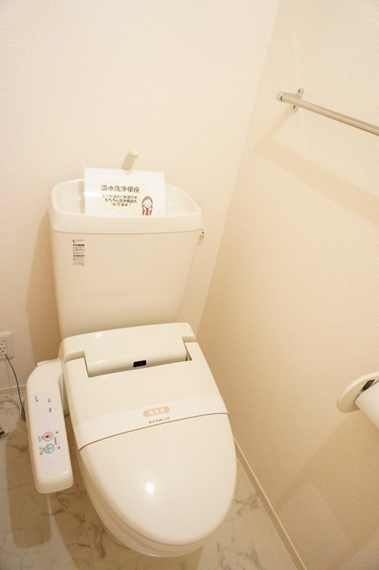 キャトルセゾンＢ 温水洗浄暖房便座付きトイレ